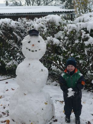 Two snowmen. 